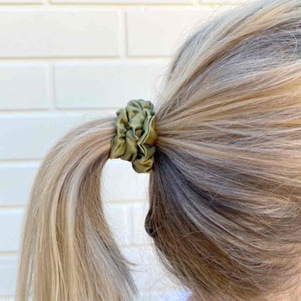 PURE SILK SCRUNCHIE SLENDER AVOCADO GREEN