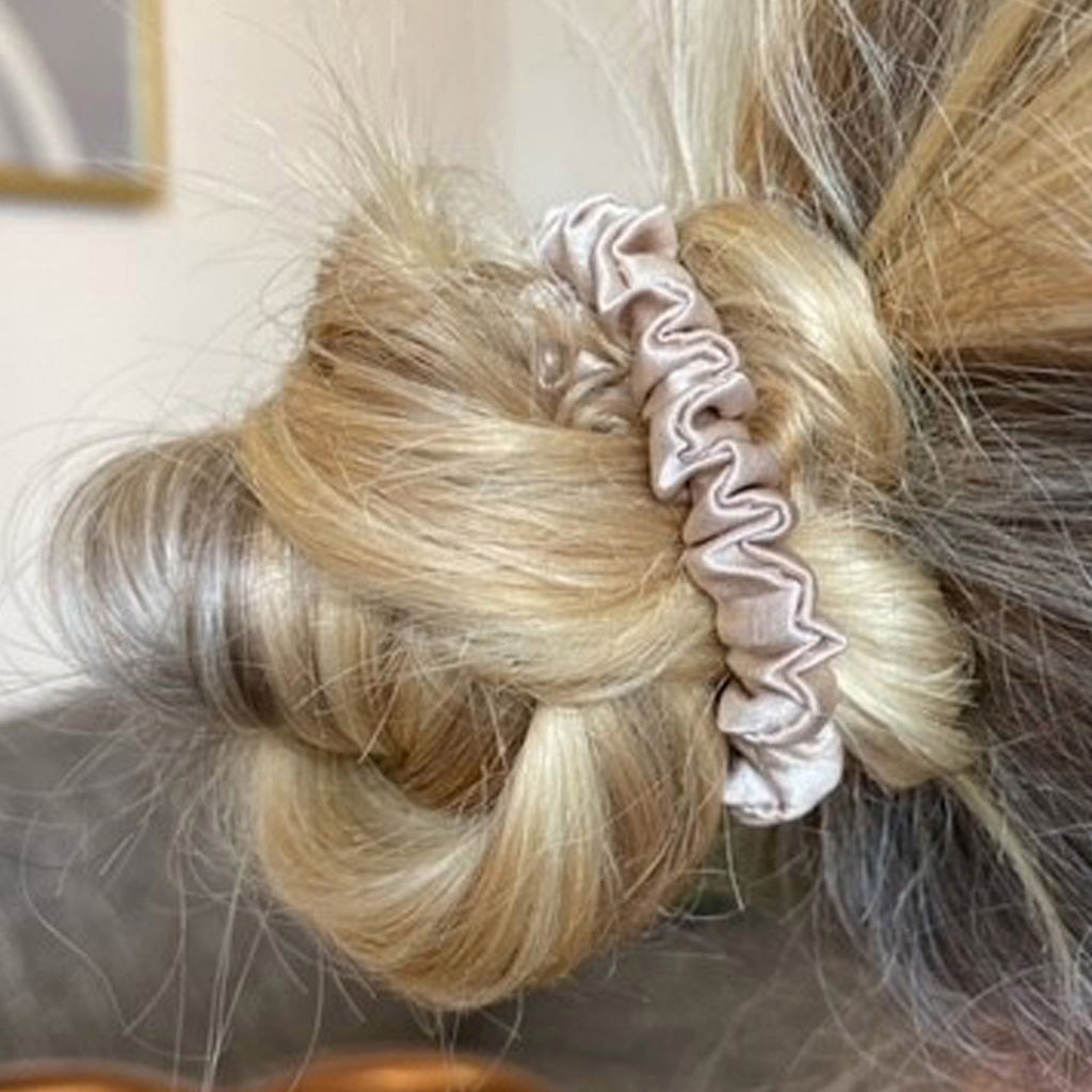 SKINNY MULBERRY SILK SCRUNCHIE BEIGE
