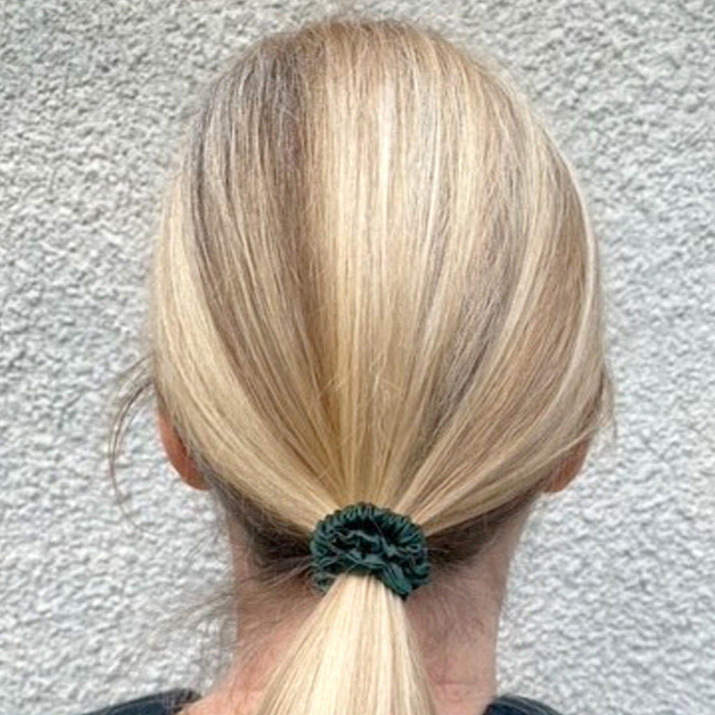 SKINNY MULBERRY SILK SCRUNCHIE EMERALD GREEN