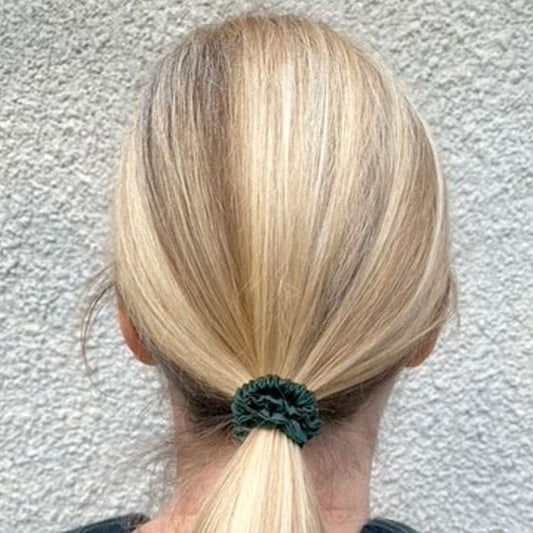SKINNY MULBERRY SILK SCRUNCHIE EMERALD GREEN