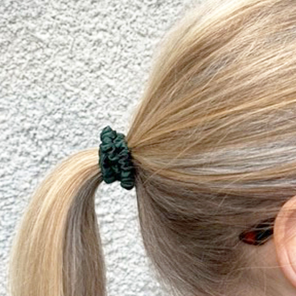 SKINNY MULBERRY SILK SCRUNCHIE EMERALD GREEN