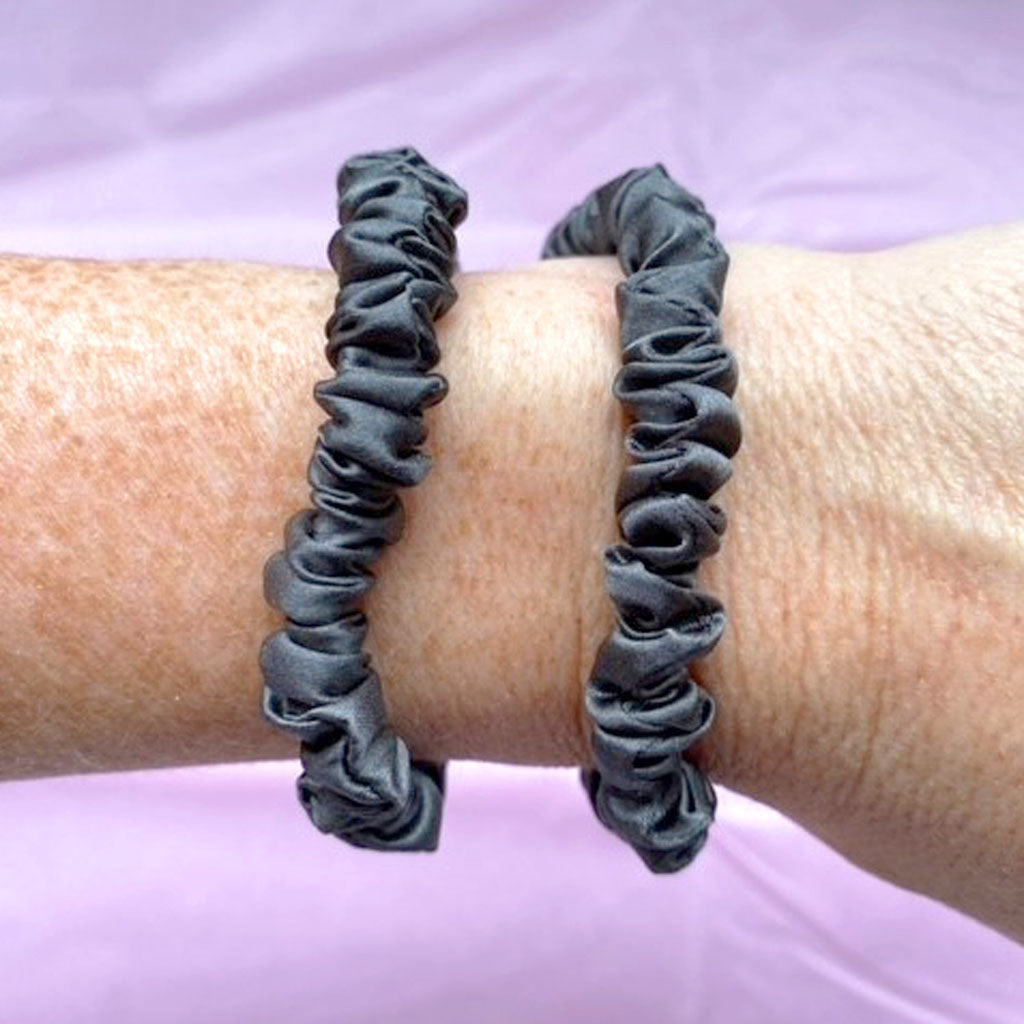 SKINNY MULBERRY SILK SCRUNCHIE CHARCOAL GREY
