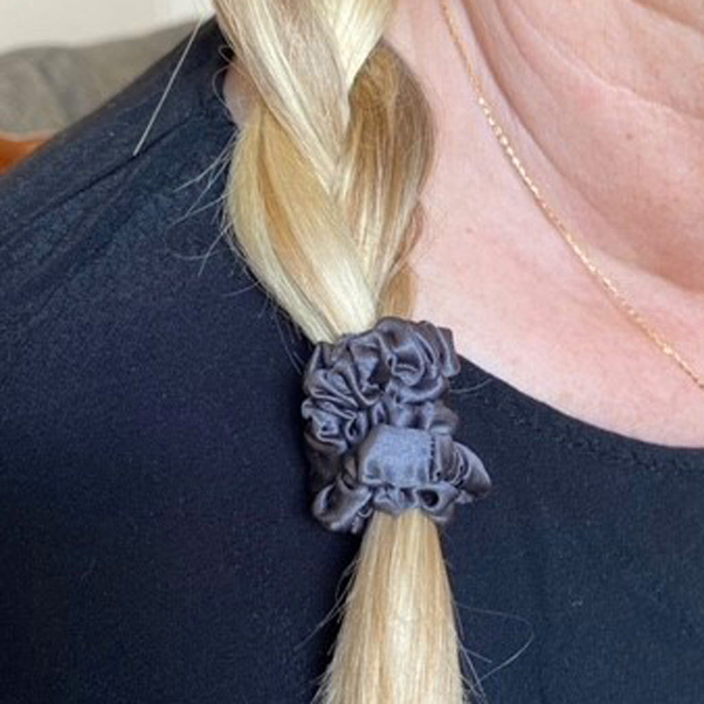 SKINNY MULBERRY SILK SCRUNCHIE CHARCOAL GREY