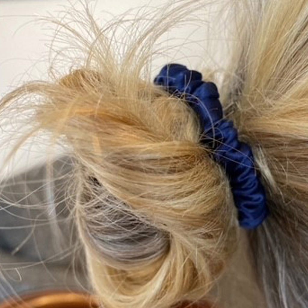 SKINNY MULBERRY SILK SCRUNCHIE NAVY BLUE
