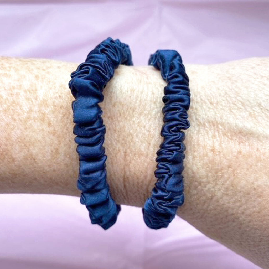 SKINNY MULBERRY SILK SCRUNCHIE NAVY BLUE
