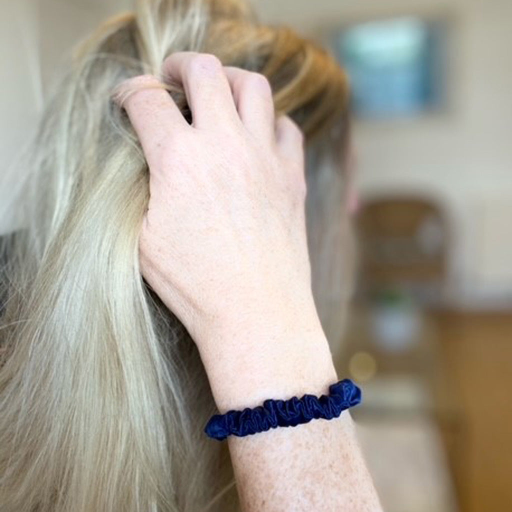 SKINNY MULBERRY SILK SCRUNCHIE NAVY BLUE