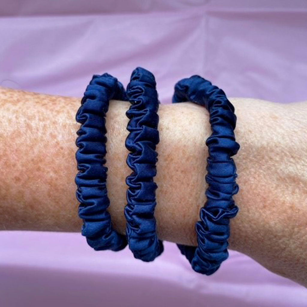 SKINNY MULBERRY SILK SCRUNCHIE NAVY BLUE