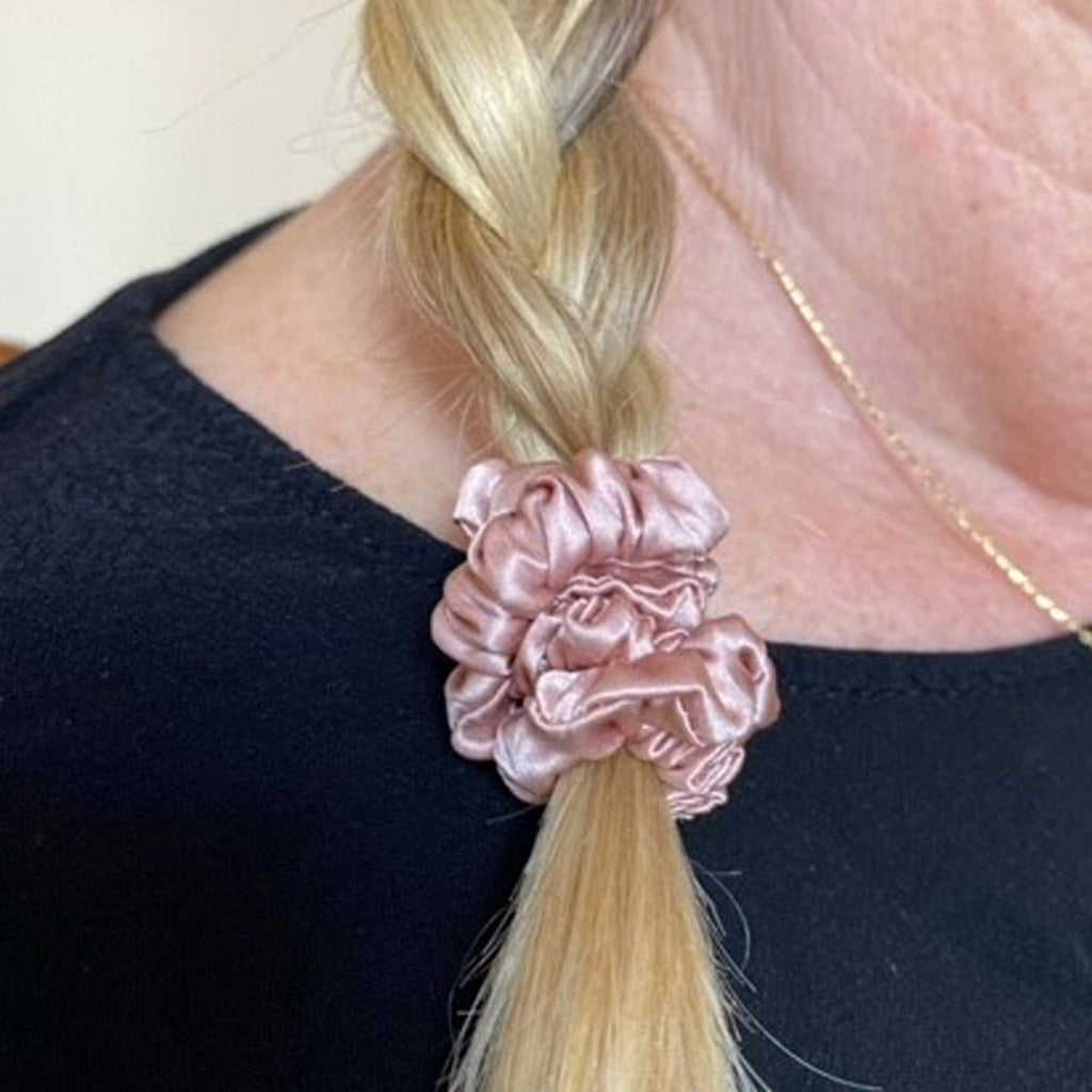 SKINNY MULBERRY SILK SCRUNCHIE SHELL PINK