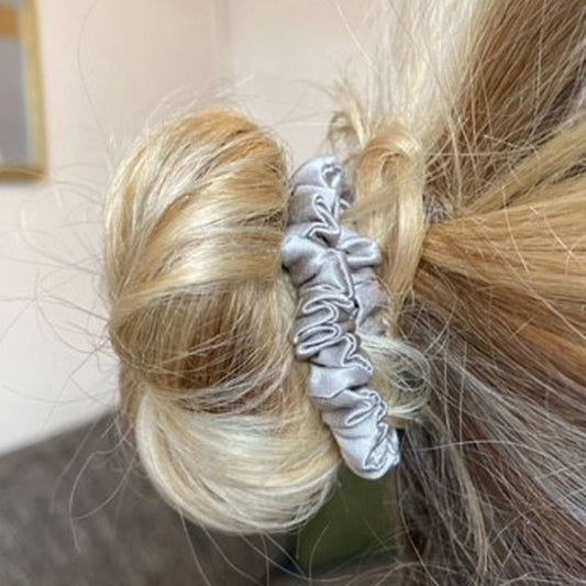 SKINNY MULBERRY SILK SCRUNCHIE SILVER