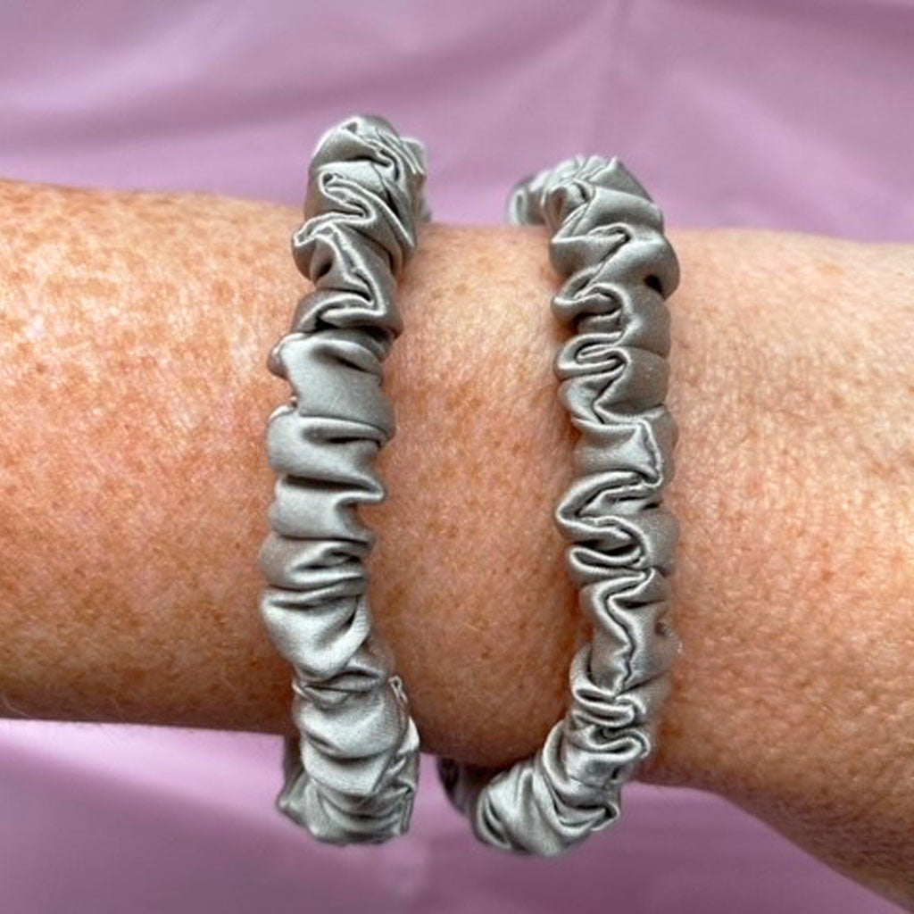 SKINNY MULBERRY SILK SCRUNCHIE SILVER