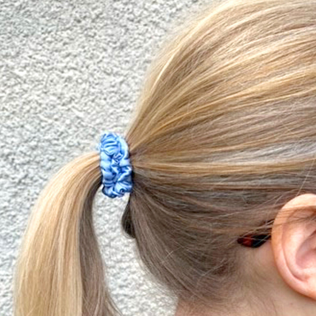 SKINNY MULBERRY SILK SCRUNCHIE SKY BLUE