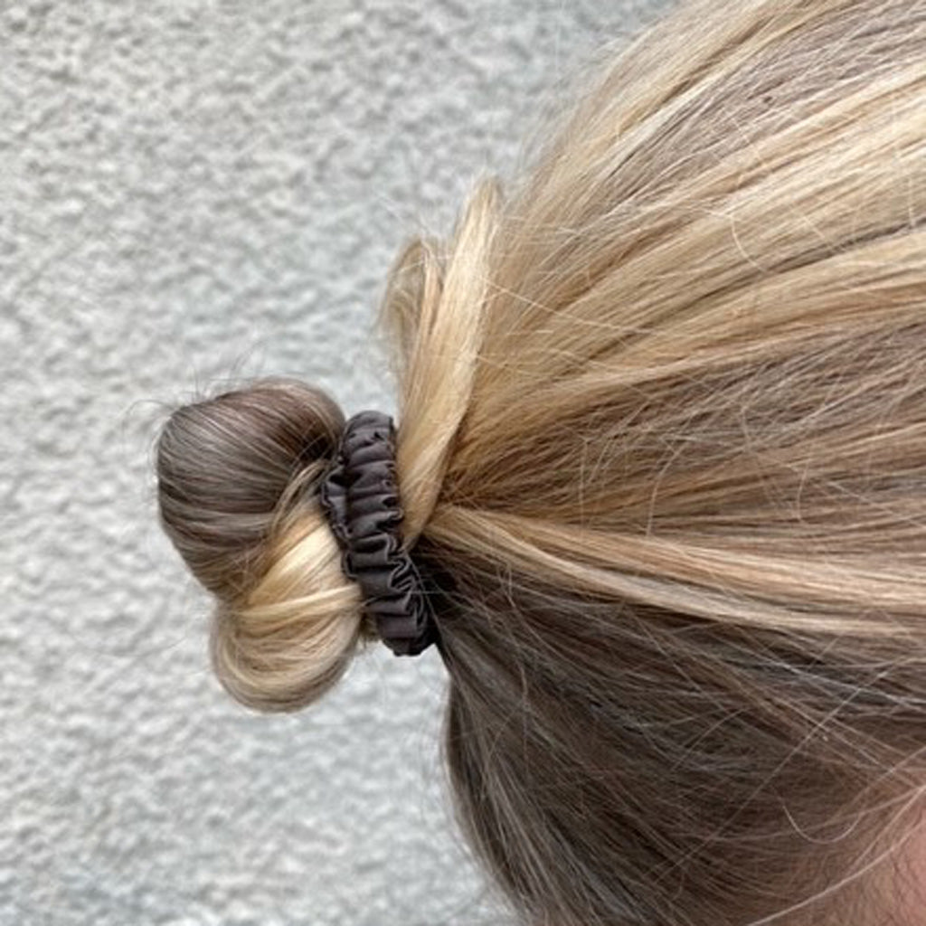 SKINNY MULBERRY SILK SCRUNCHIE CHARCOAL GREY