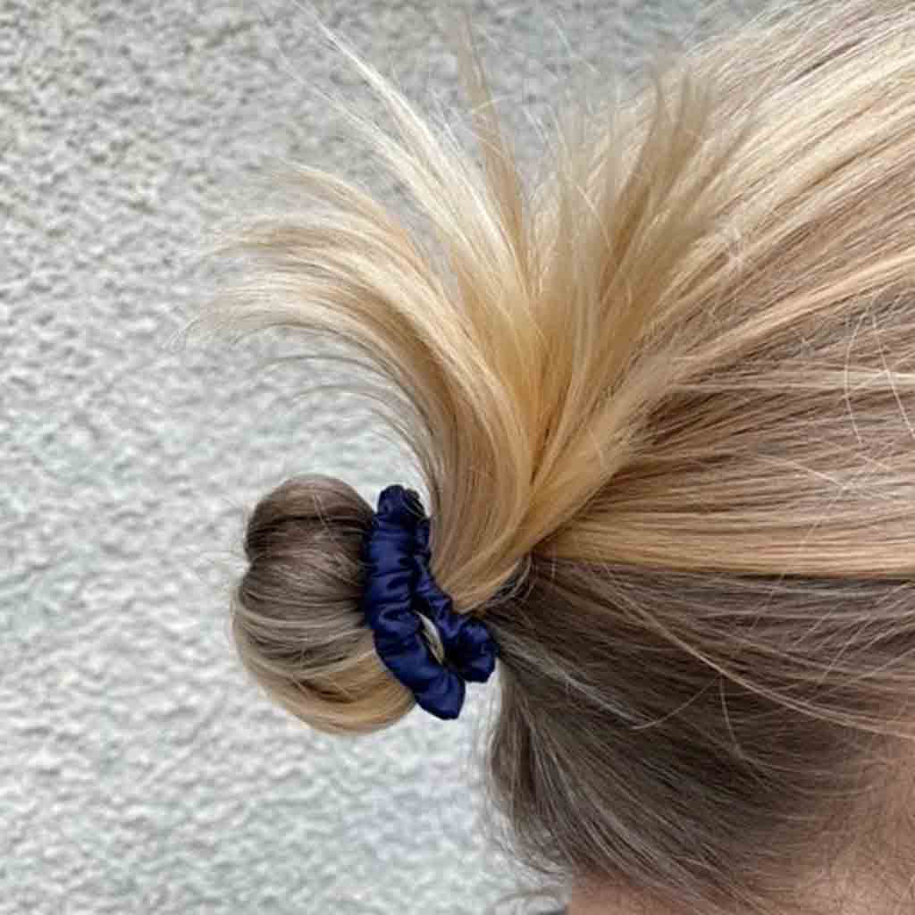 SKINNY MULBERRY SILK SCRUNCHIE NAVY BLUE