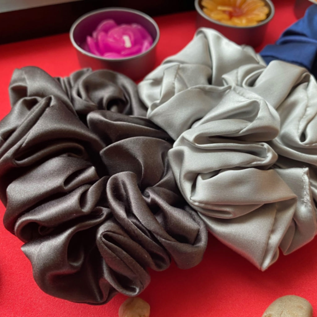 MULBERRY SILK SCRUNCHIE MEDIUM SILVER