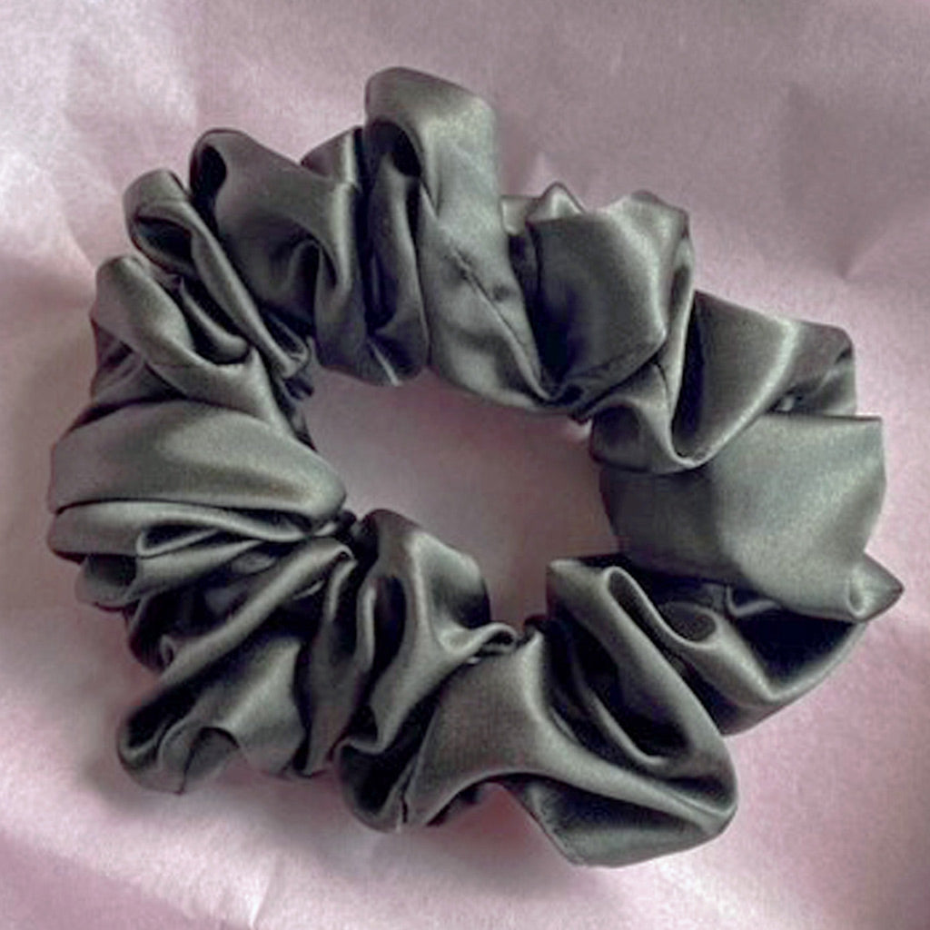 PURE SILK SCRUNCHIE MEDIUM CHARCOAL