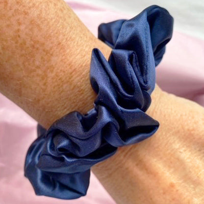 PURE SILK SCRUNCHIE MEDIUM NAVY BLUE